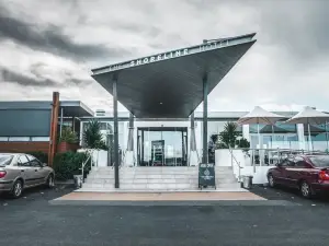 Shoreline Hotel