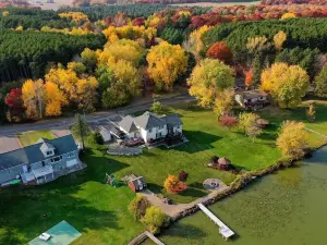 Lakefront Retreat on Long Lake – Perfect for Wildlife, Weddings & Getaways