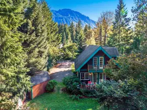 Riverfront Gold Bar Cabin by Hiking and Stevens Pass