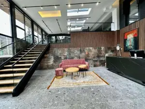 Lakeview Hotel & Apartments