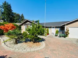 Shiny Rambler House with Spacious Solarium.