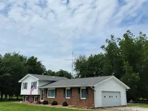 Sugarcreek executive lodging/outdoor adventure headquarters near Olney,IL