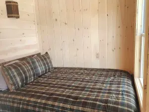 Cozy Cabin in Lovely Errol with Direct Trail Access, Close to Town (Cabin 2)