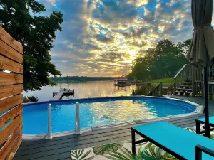Private, relaxing, cottage on the lake