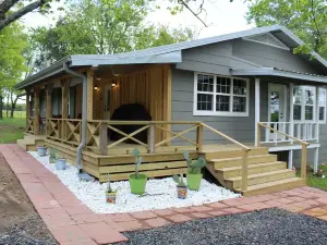Uncle Bill’s Place- Newly remodeled farmhouse close to CMA, room for everyone