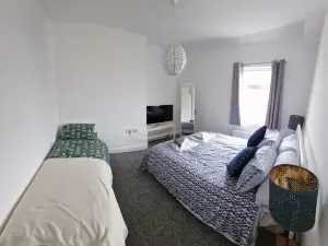 3BR-Sleeps6-PetsOK-Off road parking-Garden
