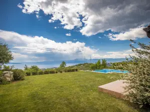 Terra Magica Deluxe Apartment or Room with Private Parking, Terrace and Sea View