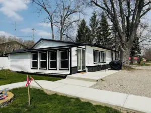 Newly Renovated 2-bedroom 2-bath Lakehouse with a Tiki Bar on Nettle Lake !