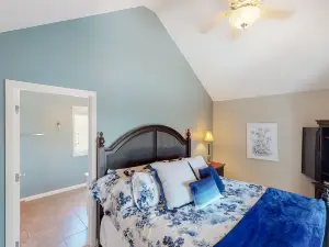 Family-friendly home w/ lake views, a shared dock, pool, and clubhouse access