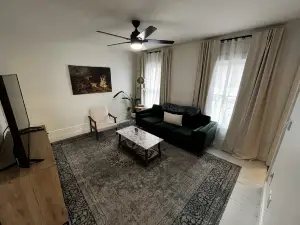 Newly Renovated 2BR by hospital w washer dryer