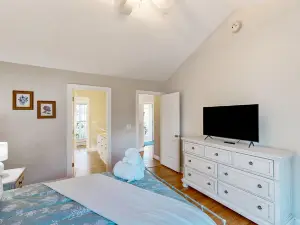 Quiet Fairways House in Huddleston - Unit 3 - 6 Guests - Golf Course - Tennis - Pool - WiFi