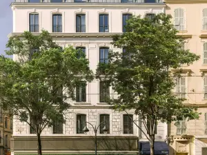 Yelo Jean Médecin Hotel, Sonder