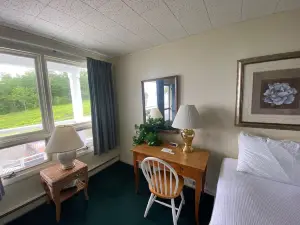 High Tide Inn