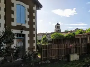 Cute 1-bed cottage with view across park.
