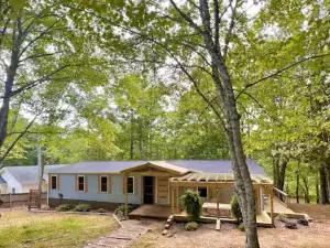 "Retro Retreat" Lakefront House