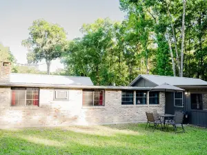 Beautiful 3-bedroom River House in Old Town FL with AC and Wi-Fi, Enjoy!