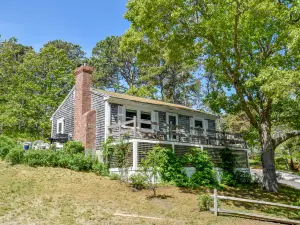 Charming Getaway with Cozy Ambiance - Classic Cape Retreat
