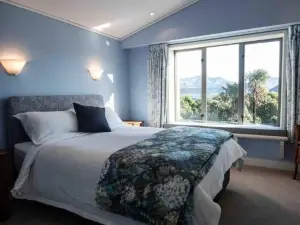 Waterfront 2-bedroom apartment with car park