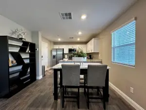 Modern Townhouse Retreat, Cozy & Convenient