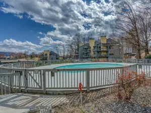 Lakeside Getaway - All Season Resort-  Potential Multi-family accomodations.
