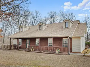 Chic Interiors and Steps to Bamboozled Trail - Luxurious Retreat