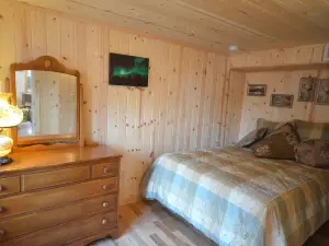 Expansive Sandy Shore and Kayaks Available - Charming Lakefront Haven