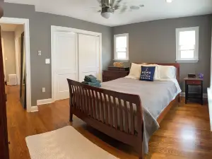 Modern Beauty - 3 BR/ 2 BA Apt. - 10 miles to NYC. Natural Gas Grill & Fire Pit