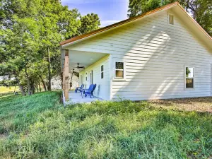 2 Mi to Marinas and Grove Cozy Cabin with Grill