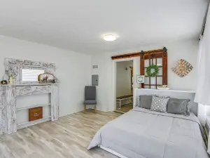 Quaint Greenbrier Apartment < 24 Mi to Nashville