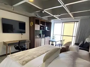 Epic Suite 407 Deluxe Airport