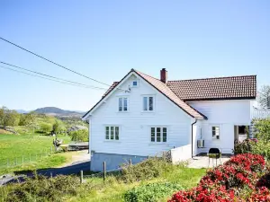 Nice Home in Valevåg with 4 Bedrooms and Wifi