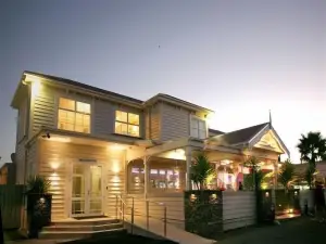 Tuakau Hotel