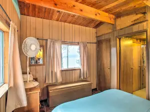 Remote Escape: Serene Lakeside Cabin w/ Beach