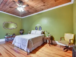 Downtown Hereford Apartment: Dine, Shop + More!