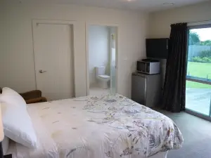 Waihi Beach Getaway-Studio, Ensuite & Private Deck