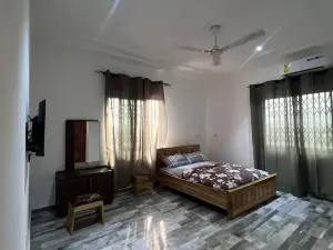 Lovely 5-Bed House Getaway Duplex in Accra