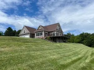 Lake house getaway from ski, golf, weddings concerts wine tours or just relaxing