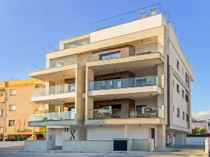 Sanders Crystal 1 - Cute  2-Bdr. Apt. with Shared Pool