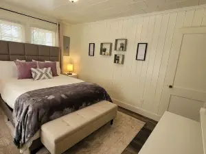 Charming 2-bedroom cottage with WiFi and AC in serene Enterprise
