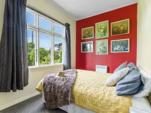 Charming 1960s Kiwi bach in peaceful Karitane, just 5 mins to beach & harbour.