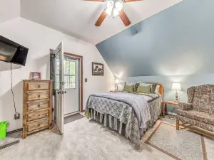 Quaint Cloudcroft Cabin w/ Stunning Forest Views!