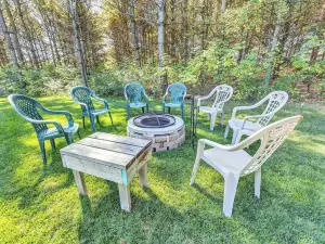 Off-Grid Family Farmstead Retreat. Farm Tours + Animal Feeding, Pet Friendly!
