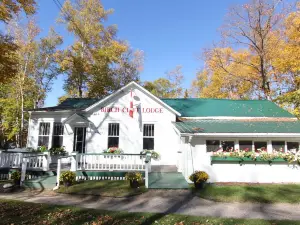 Birch Cliff Lodge on Baptiste Lake