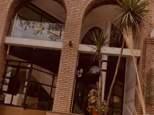 Lazaro Hotel