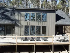 New 4 Bdrm Cabin w/ Lakeview, Sleeps 12 comfortably, 1/2 Mile to the Marina!