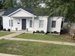 Cozy remodeled house 3 blocks from downtown.