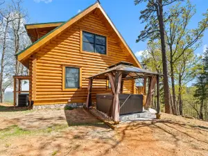 Morganton Mountain Retreat w/ Hot Tub