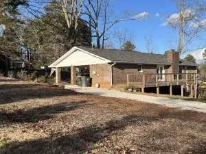 Family Friendly - close to Sugar Hill shopping, restaurants