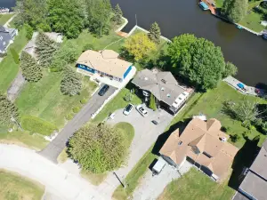 Waterfront Cottage 4 Bd by Globalstay