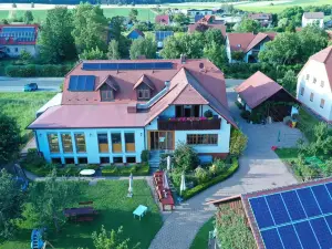 LandGastHaus Hofmann / Biergarten